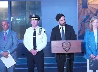 El alcalde, Zohran Mamdani, presente en la rueda de prensa, expresó su solidaridad con las familias de las víctimas, que no han sido identificadas porque aún se está informando a sus familiares, y agradeció la rápida intervención de la Policía para evitar que "un ataque horrible fuera aún peor". Foto. NYPD