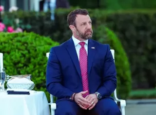 En una entrevista con la cadena Fox News, el secretario de Seguridad Nacional de Estados Unidos, Markwayne Mullin, alabó la destreza de los "fenomenales" aviadores de la Guardia Costera. Foto. EFE