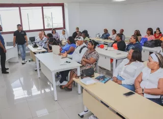 Los talleres de formación arrancaron en el Centro de Arte y Cultura con la participación inicial de más de 30 mujeres, aunque la meta es alcanzar a 100 capacitadas. Foto. Cortesía