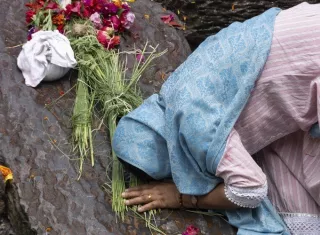 Una fotografía enmarcada mostraba a la pareja cuyos cuerpos debían haber ocupado aquel lugar, Shyam Bahadur Pun y Chausara Pun, desaparecidos durante las riadas. Foto. EFE