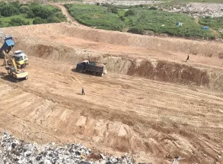 El plan operativo ha incluido el vertido de arcilla para sofocar la presencia de oxígeno, prevenir focos de combustión y habilitar seis celdas destinadas al confinamiento de chatarra y residuos. Foto. Thays Domínguez