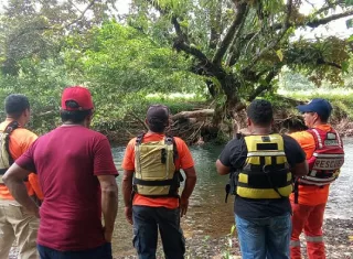 El cadáver quedó atrapado entre las raíces de un árbol, en la orilla del río.   /   Foto: cortesía