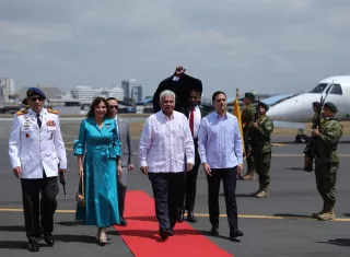 Mulino arribó a la Base Aérea Simón Bolívar acompañado por la primera dama, Maricel de Mulino; el canciller Javier Martínez-Acha; el ministro de Comercio e Industrias, Julio Moltó; y Jorge Vallarino, en representación de la Autoridad del Canal de Panamá.