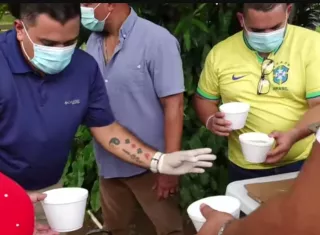 En el parque central del campus, colaboradores administrativos y docentes se han organizado durante los últimos días para preparar alimentos y compartirlos entre quienes atraviesan dificultades económicas por el retraso en el pago.