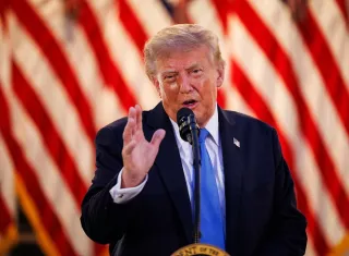Donald Trump, afirmó que EE.UU. se ahorraría miles de millones de dólares si dejara de comerciar con naciones como Canadá, con la que mantiene una guerra arancelaria, o sus socios europeos. Foto. EFE