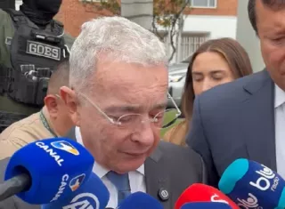 La Fiscalía investiga la posible responsabilidad del expresidente Álvaro Uribe, por acción u omisión, en las masacres perpetradas en zonas rurales del municipio de Ituango, donde grupos paramilitares asesinaron a campesinos en 1996 y 1997. Foto. @AlvaroUribeVel