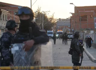 Integrantes de la Policía de Bolivia custodian un cuartel militar tras una explosión registrada que deja por el momento dos fallecidos, siete desaparecidos y unas 59 personas heridas. Foto. EFE