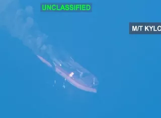 Los nuevos ataques de EEUU contra petroleros iraníes se producen mientras se disparan los precios de los combustibles debido a la guerra. Foto. Centcom