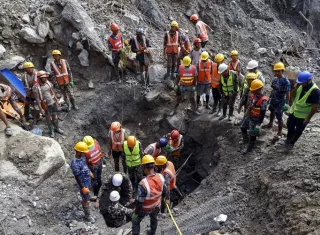 Los trabajos de rescate para tratar de sacar con vida a las personas atrapadas en un túnel del proyecto hidroeléctrico Trishuli 3A. Foto. EFE