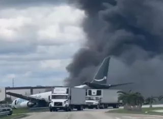 El avión chocó con varios vehículos y más de 60 unidades del Cuerpo de Bomberos y Rescate de Miami-Dade se desplazaron al lugar del incidente. Foto. EFE