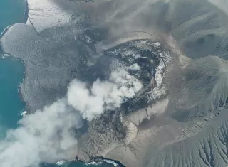 Indonesia, archipiélago formado por unas 17.000 islas, se asienta sobre el llamado 'Anillo de Fuego del Pacífico', una zona de gran actividad sísmica y volcánica que es sacudida cada año por unos 7,000 temblores, la mayoría de magnitud moderada. Foto. EFE