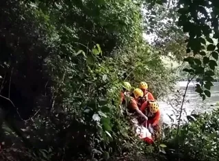 Unidads del Sinaproc colaboraron con la extracción del cadáver.  /  Captura de video