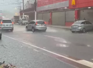 Las autoridades recomiendan a los conductores manejar con precaución y utilizar el cinturón de seguridad, mientras que las familias deben prestar especial atención a niños y adultos mayores.