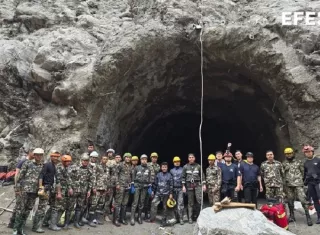 Equipos de rescate en la bajada del túnel del proyecto hidroeléctrico Upper Trishuli 1, de 216 megavatios. Foto. EFE
