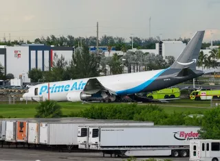 Al aterrizar, el avión se salió de la pista 30, chocó contra varios equipos de navegación, y después impactó contra una furgoneta Ford Econoline blanca de 2012. Foto. EFE