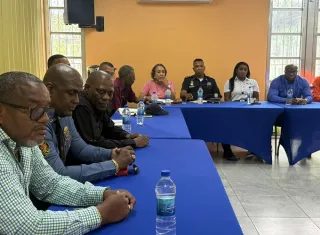 Los representantes de la Policía Nacional que asistieron al encuentro sostienen la postura de que los desfiles patrios deben mantenerse en el área del corredor de Colón.