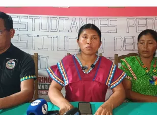 Los manifestantes remarcaron que su intención no es paralizar las clases, sino asegurar el funcionamiento adecuado del plantel y evitar que una disputa administrativa termine perjudicando el acceso a la educación superior en la comarca Ngäbe-Buglé. Foto. Melquíades Vásquez