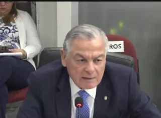 El contralor Anel Flores también fue consultado sobre la gestión de su antecesor, Gerardo Solís, y afirmó que hasta el momento no ha encontrado indicios de que haya cometido algún error durante su administración.