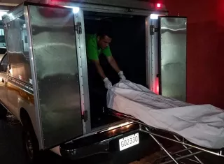 Peritos forenses efectuaron la diligencia de levantamiento del cadáver en el hopsital.  /  Imagen: Archivo