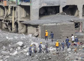 Miembros de la Policía Armada de Nepal realizan operaciones de búsqueda y rescate en Dunge, en el distrito nepalí de Nuwakot. Foto. EFE