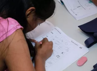 Aprender a leer una dirección, escribir el propio nombre o entender un documento puede parecer algo cotidiano, pero para miles de panameños sigue siendo una meta pendiente.