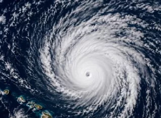 El huracán, de categoría 1, se encontraba en la mañana de este martes a 230 kilómetros al noroeste de Lihue, el principal puerto de entrada de Kauai, con vientos máximos sostenidos de 150 kilómetros por hora.