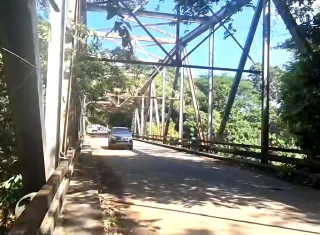 La vía es clave para la región al conectar las provincias de Herrera y Los Santos mediante el puente sobre el río La Villa. Foto. Thays Domínguez