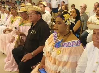 El investigador de la indumentaria panameña, Eduardo Alberto Cano Espino, destacó que las polleras veragüenses antiguas llegaron a ser conocidas fuera de Panamá y poseen un valor incalculable. Foto. Melquíades Vásquez