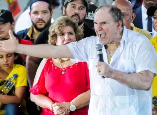 Los jueces ordenaron que Abdalá Bucaram y su hijo paguen una multa de unos 9,640 dólares. Foto. EFE