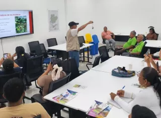 Se capacitó sobre el Manejo Integrado de Plagas y Enfermedades (MIPE), resaltando la importancia del monitoreo continuo, la detección temprana de problemas fitosanitarios y la aplicación de medidas preventivas.