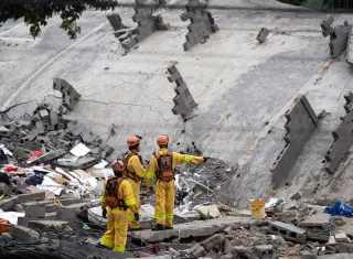 Al menos dos mujeres murieron tras el colapso de un edificio en construcción sobre una casa en la que vivían una decena de personas de origen boliviano, en la ciudad brasileña de Sao Paulo, informaron fuentes oficiales. Foto. EFE