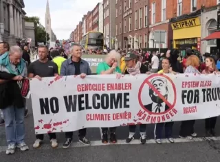 Decenas de personas acudieron este sábado a protesta antibelicista convocada en Dublín con motivo de la visita de Donald Trump a la isla. Foto. EFE