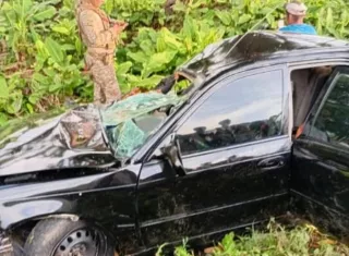 Sedán queda destrozado tras accidente.