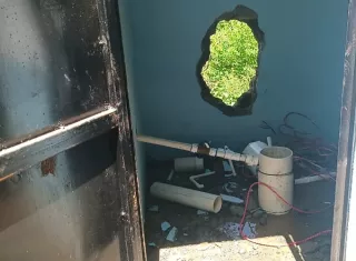 Según la inspección técnica, los delincuentes utilizaron herramientas para romper la pared de la caseta y sustraer la totalidad del equipo, provocando pérdidas que superan los 5 mil dólares. Foto. Melquíades Vásquez