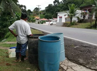 En el corregimiento de Burunga las líneas de conducción registran intervenciones y conexiones de agua no contabilizada, situaciones que le restan caudal y presión a la red. Foto. Eric Montenegro