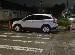 El vehículo fue alcanzado por varias balas que atravesaron la carrocería.  /  Foto: Diómedes Sánchez