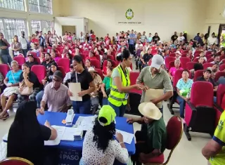 Las autoridades también llevaron ayuda a personas que viven en condiciones de pobreza y pobreza extrema. Foto. Cortesía