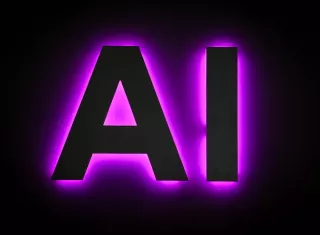 Dario Amodei advirtió en su ensayo de riesgos como el mal uso de la inteligencia artificial para posibles ciberataques y bioterrorismo, la pérdida del control de los sistemas de IA y la disrupción económica, en su entrevista rechazó una "prohibición completa" de la tecnología. Foto. EFE