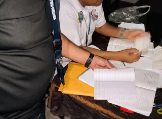 Durante los operativos, las autoridades lograron el decomiso de ocho vehículos, seis embarcaciones, dos motores fuera de borda, una finca y sustancias ilícitas.  /  Foto: PGN