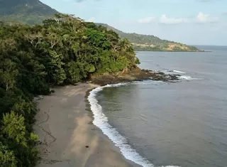 La medida delimita formalmente la servidumbre pública de acceso hacia la costa, garantizando que ninguna estructura colindante impida el libre tránsito peatonal de los ciudadanos. Foto. Eric Montenegro