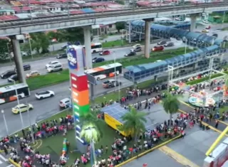 Largas filas, desorden y cabreos en la entrega de las tarjetas de PASE U