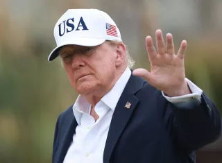 Donald Trump argumentó que su Administración "ha impedido que personas de la IA hagan cosas malas o potencialmente malas" y aseguró que ya existe un "enorme poder penal y regulatorio sobre estas empresas", por lo que no se necesita mayor regulación. Foto. EFE