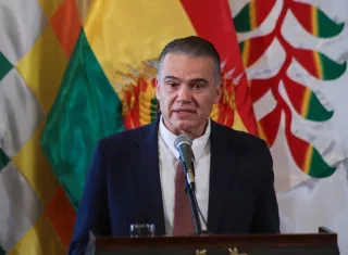  Entre los alcances de un estado de sitio, según las autoridades, está la posibilidad de disponer un toque de queda, que consiste en prohibir a los habitantes circular por las calles o estar en espacios públicos en determinadas horas. Foto. EFE