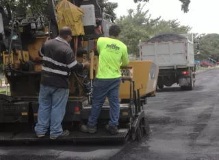 La contratación contempla la modalidad de adjudicación global, tres años de mantenimiento posterior y el diseño y construcción de dos puentes vehiculares de dos carriles sobre los ríos San Miguel y Santa Ana.