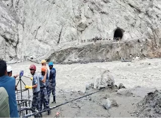 Para llegar al lugar, los rescatistas y los suministros han sido trasladados en helicóptero, aunque las autoridades han enfrentado graves dificultades para aterrizar debido a la inestabilidad del terreno.