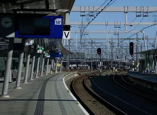 La Policía neerlandesa ha abierto una investigación para determinar la autoría del sabotaje, y ProRail reforzó la vigilancia con cámaras y patrullas en los puntos afectados.