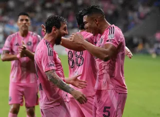 El argentino Lionel Messi y el brasileño Casemiro (d) celebran los goles anotados. /Foto: EFE