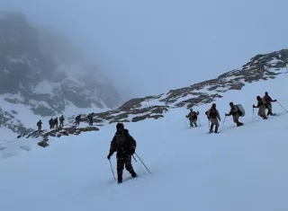 Durante el entrenamiento se practican técnicas de baja montaña y frío extremo, entre ellas el uso de crampones (calzado con puntas para caminar en superficies nevadas) y raquetas, desplazamientos mediante cordadas, esquí alpino y maniobras de autodetención. También se realizan ejercicios de supervivencia y movilidad. Foto. Gaceta Marinera