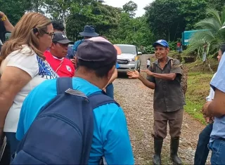 El alcalde insistió en que la solución no puede recaer únicamente sobre el gobierno municipal y pidió una participación activa de las autoridades estatales para dar respuestas concretas a los moradores. Foto. Melquíades Vásquez
