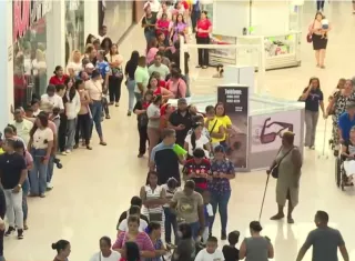 Aunque la cantidad de personas era considerable, varios acudientes consultados durante el recorrido destacaron que el trámite avanzaba con rapidez.